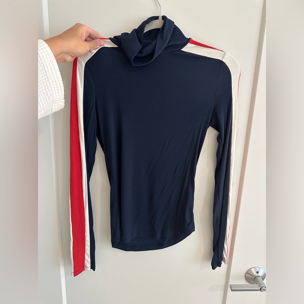 Aritzia Sunday Best Side stripe women’s turtleneck tee size medium